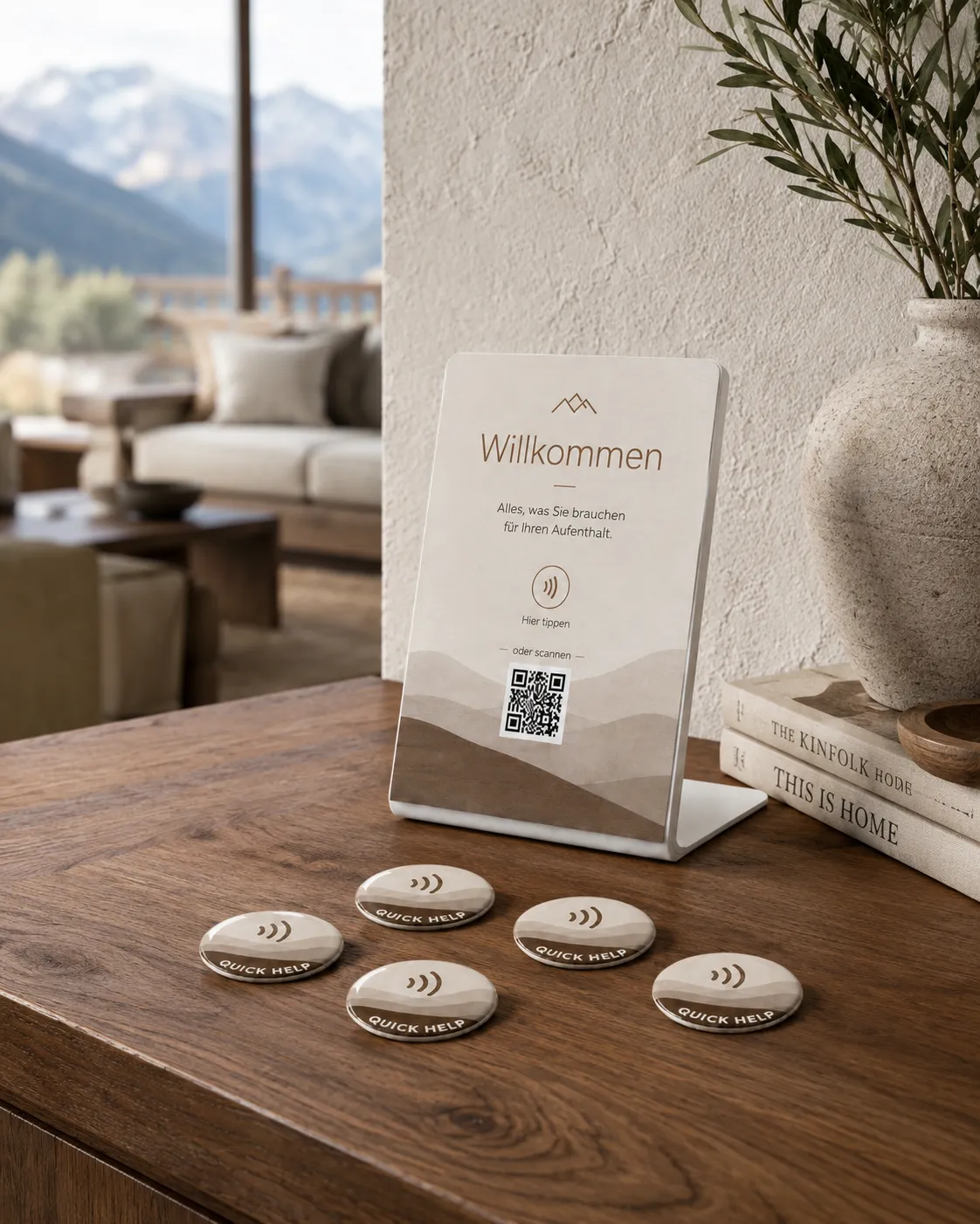 HOLUNO Aufsteller mit fünf NFC-Tags auf einem Holztisch