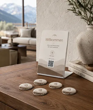 Das Set vor Ort auf einem Holztisch